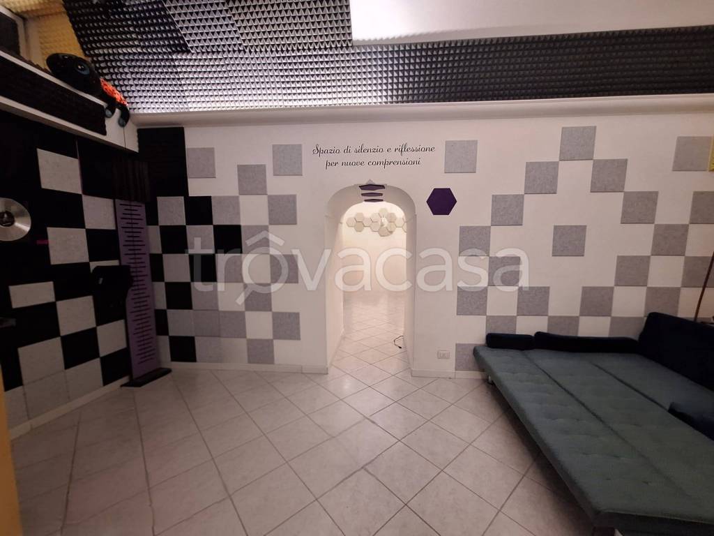 locale commerciale in vendita a Napoli in zona Fuorigrotta