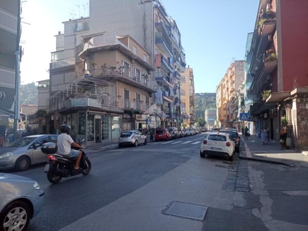 locale commerciale in vendita a Napoli in zona Bagnoli