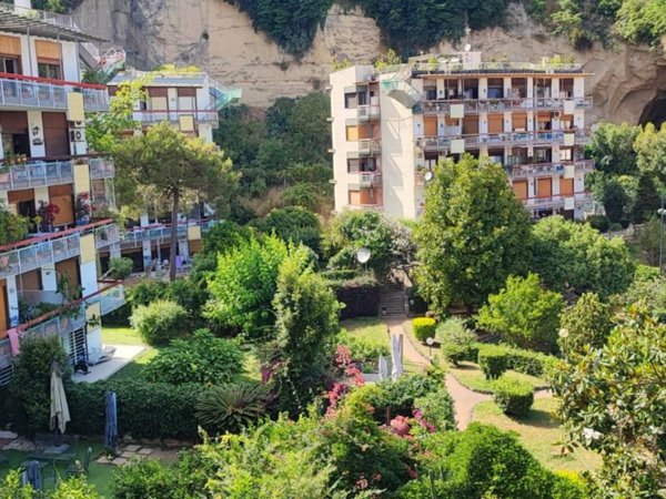 appartamento in vendita a Napoli in zona Chiaia