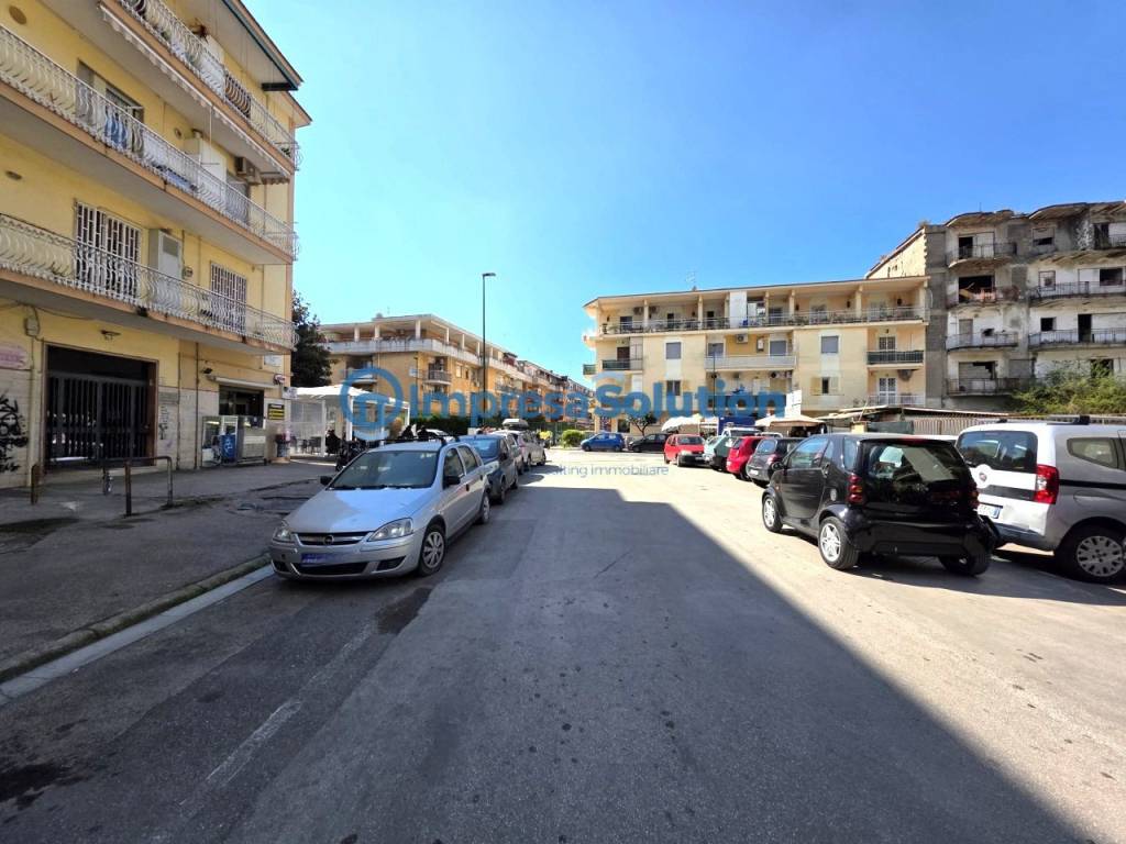 negozio in vendita a Napoli in zona Pianura