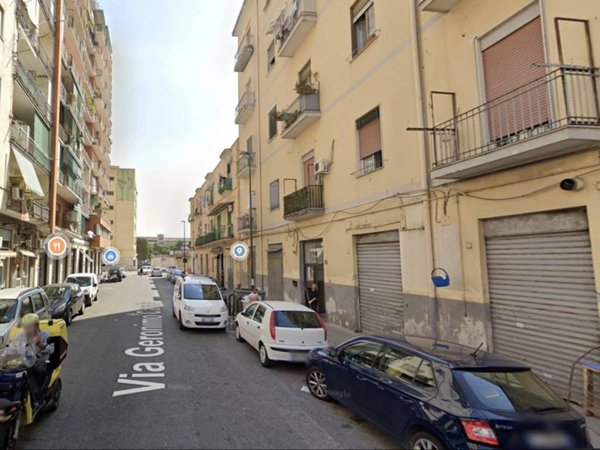 locale commerciale in vendita a Napoli in zona Vicaria