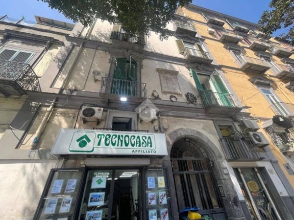 appartamento in vendita a Napoli in zona San Carlo all'Arena