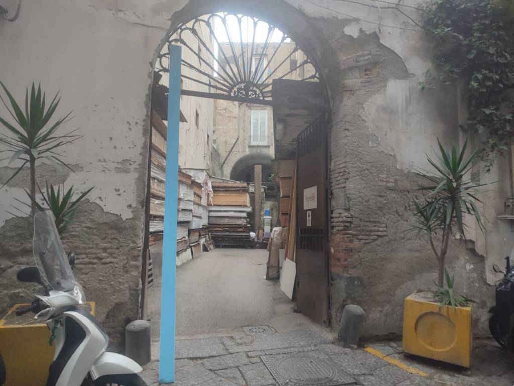 locale commerciale in vendita a Napoli in zona Stella