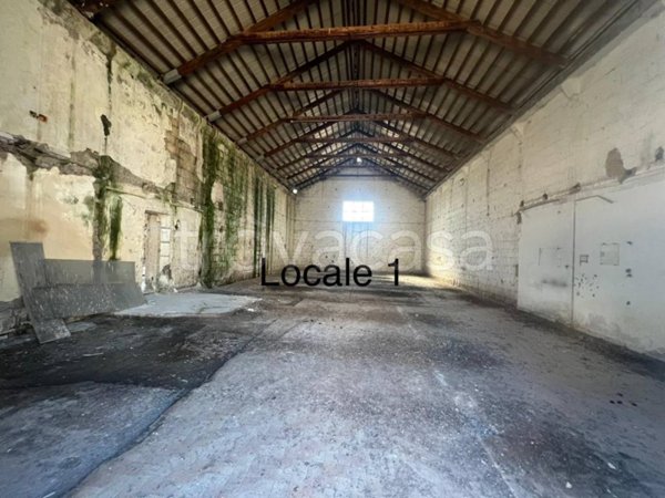 locale commerciale in vendita a Napoli in zona Barra