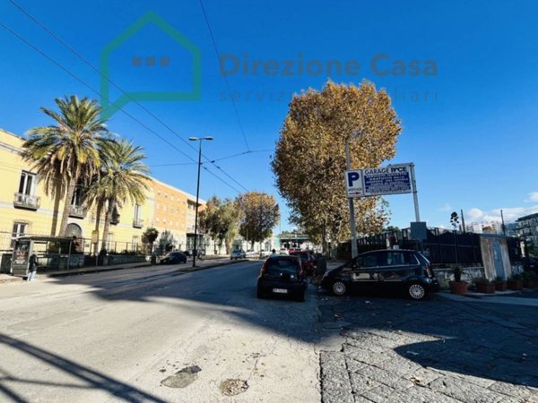 locale commerciale in vendita a Napoli in zona San Carlo all'Arena