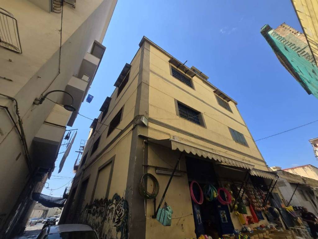 negozio in vendita a Napoli in zona Pendino / San Giuseppe