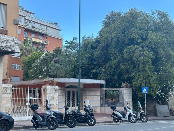 appartamento in vendita a Napoli in zona Chiaia