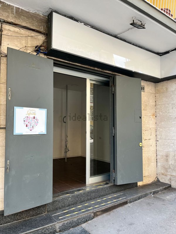 negozio in vendita a Napoli in zona Arenella