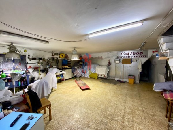 locale commerciale in vendita a Napoli in zona Vicaria