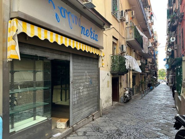 negozio in vendita a Napoli in zona Chiaia