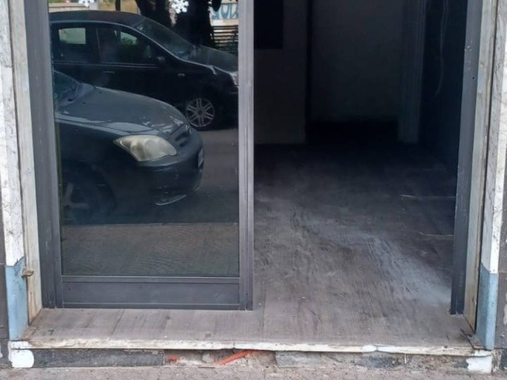 negozio in vendita a Napoli in zona Capodichino