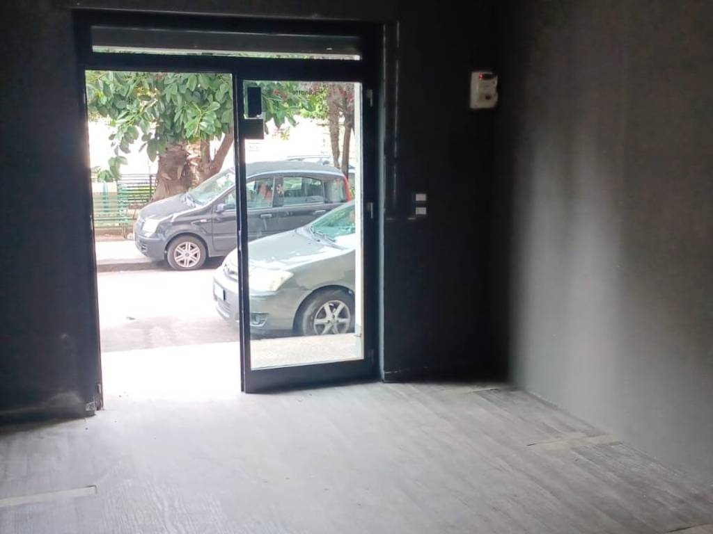 negozio in vendita a Napoli in zona Secondigliano