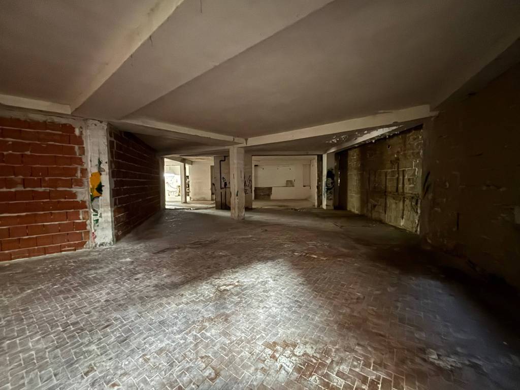 negozio in vendita a Napoli in zona Capodimonte / Colli Aminei