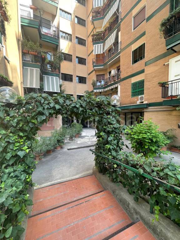 appartamento in vendita a Napoli in zona San Carlo all'Arena