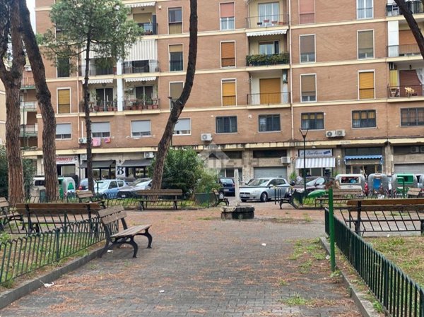 locale commerciale in vendita a Napoli in zona Soccavo