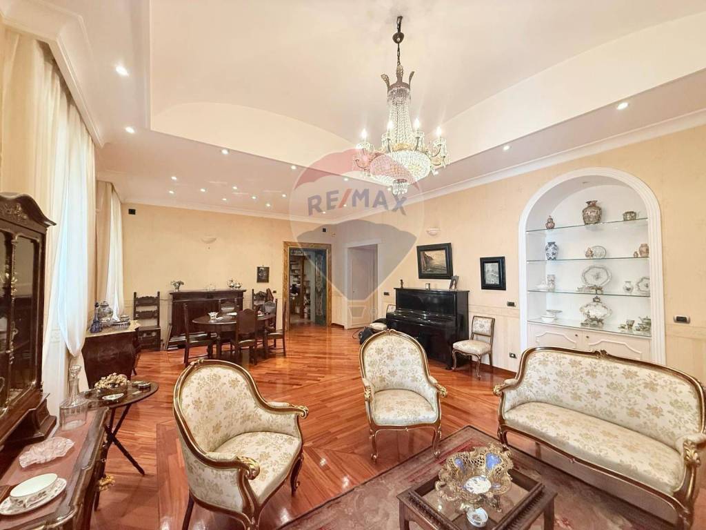 appartamento in vendita a Napoli in zona Chiaia