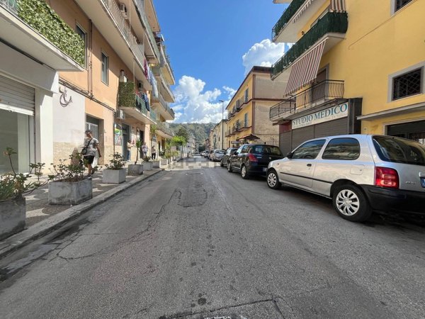locale commerciale in vendita a Napoli in zona Pianura