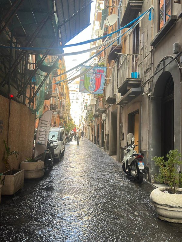 negozio in vendita a Napoli in zona Chiaia
