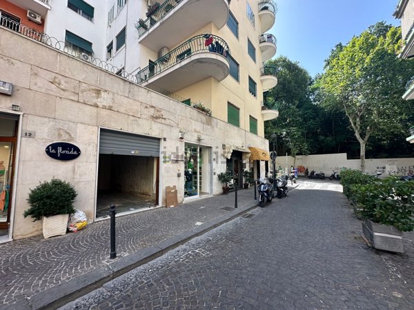 locale commerciale in vendita a Napoli in zona Vomero