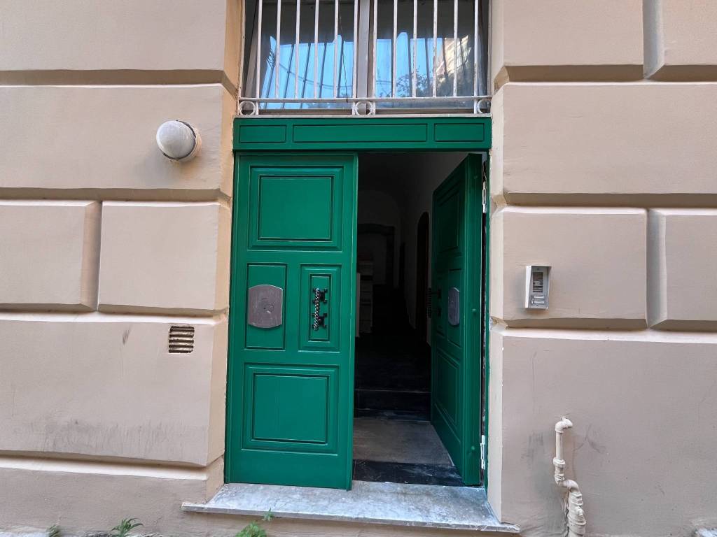 appartamento in vendita a Napoli in zona Chiaia