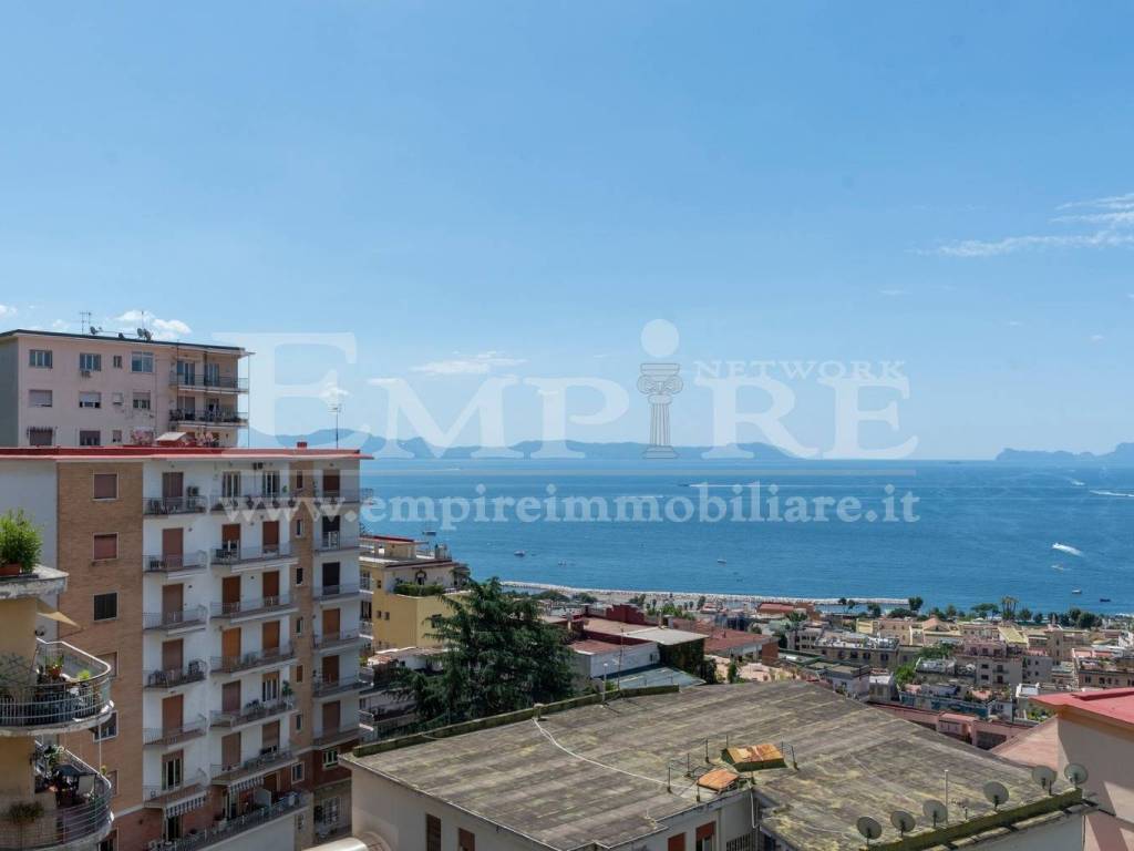 appartamento in vendita a Napoli in zona Chiaia