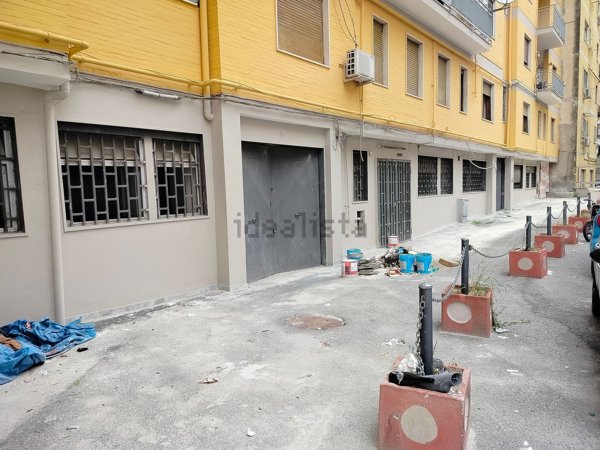 locale commerciale in vendita a Napoli in zona Soccavo