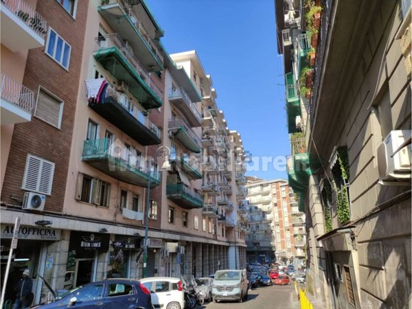 locale commerciale in vendita a Napoli in zona Arenella