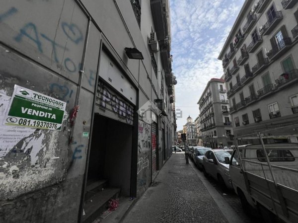 locale commerciale in vendita a Napoli in zona Pendino / San Giuseppe