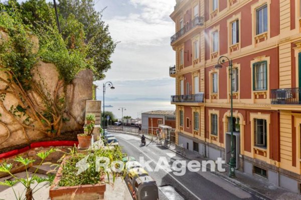 appartamento in vendita a Napoli in zona Chiaia