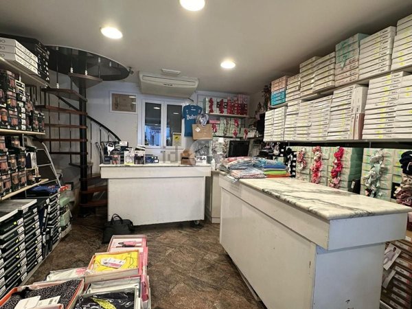 locale commerciale in vendita a Napoli in zona Pendino / San Giuseppe