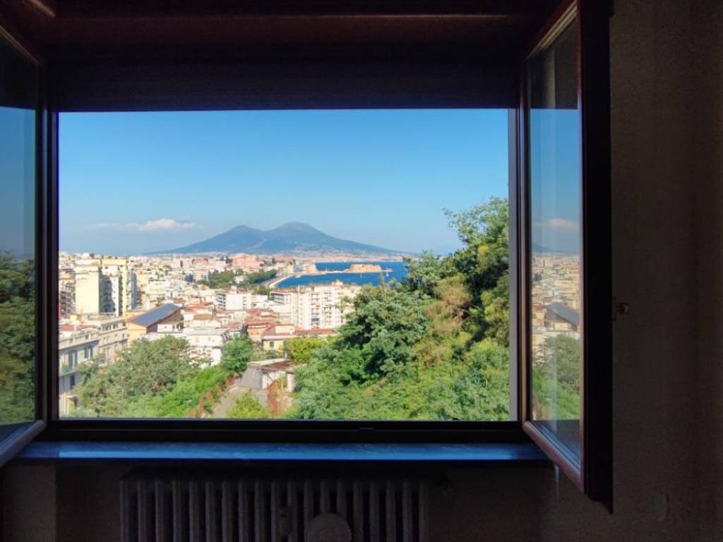appartamento in vendita a Napoli in zona Chiaia