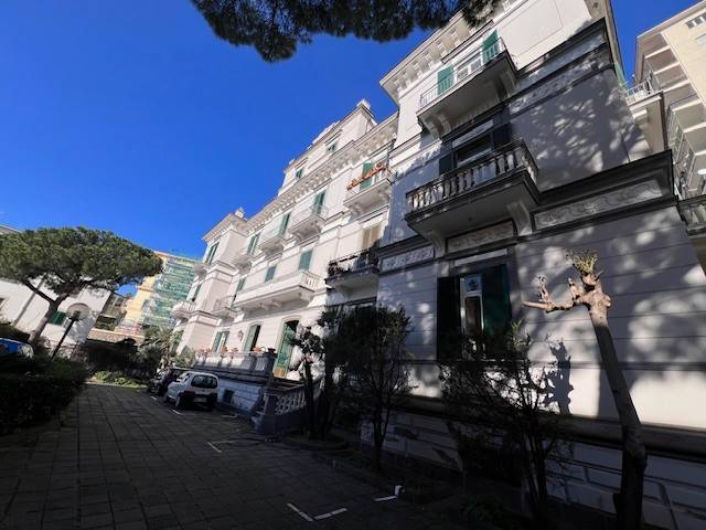 appartamento in vendita a Napoli in zona Chiaia