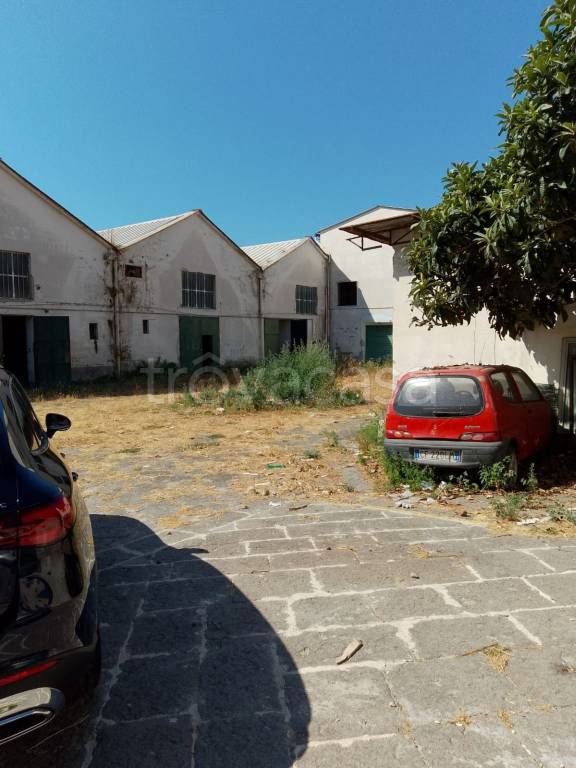 capannone in vendita a Napoli in zona San Giovanni a Teduccio