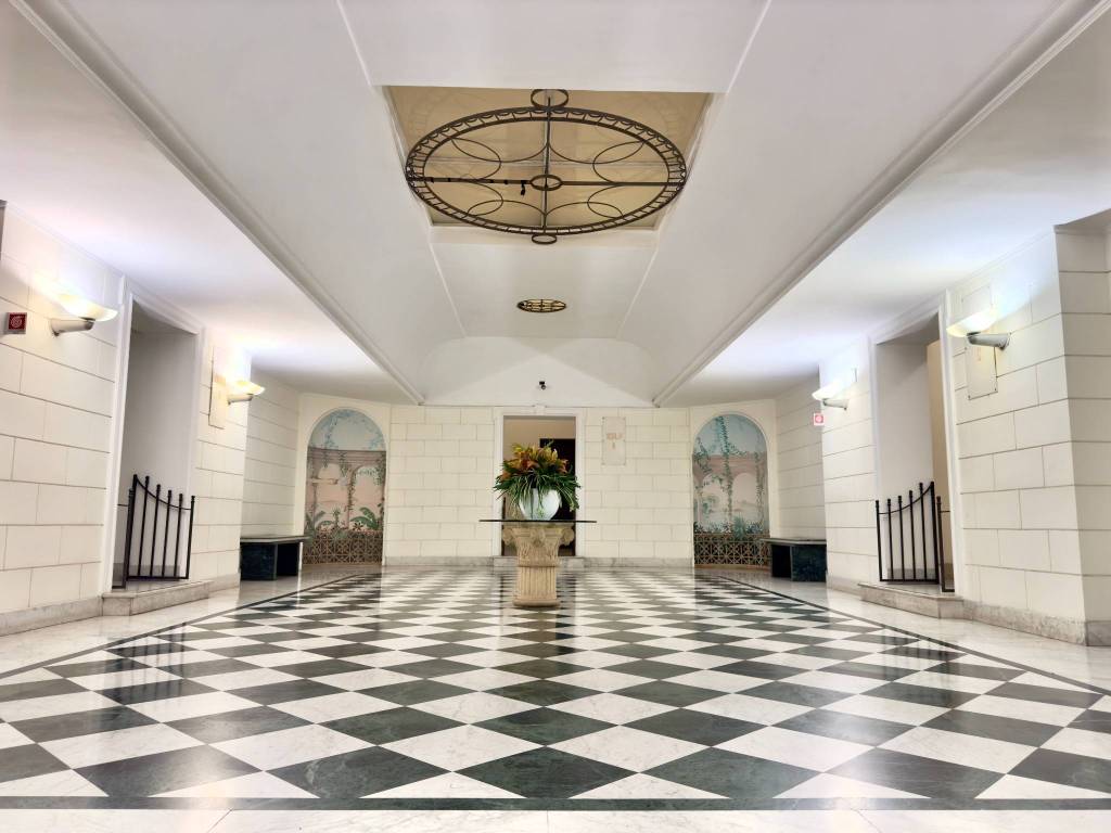 appartamento in vendita a Napoli in zona Chiaia