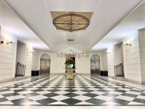 appartamento in vendita a Napoli in zona Chiaia