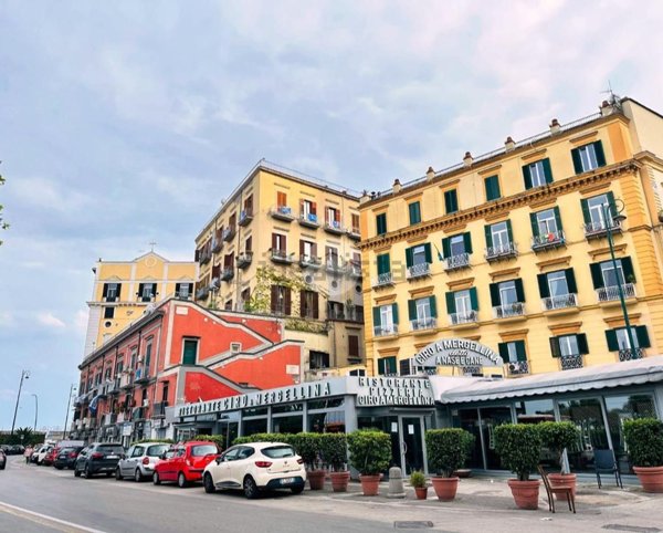 appartamento in vendita a Napoli in zona Chiaia
