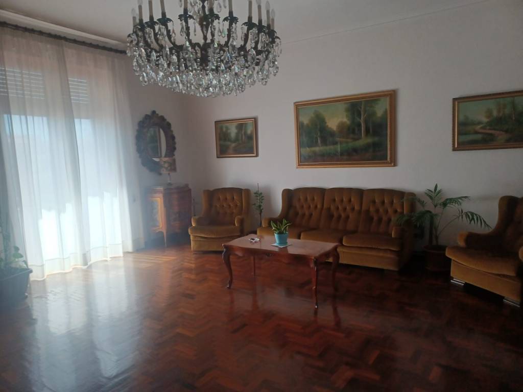 appartamento in vendita a Napoli in zona Chiaia