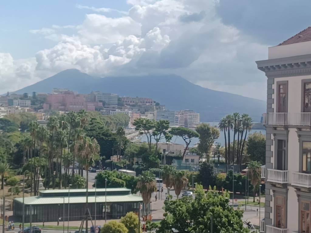 appartamento in vendita a Napoli in zona Chiaia