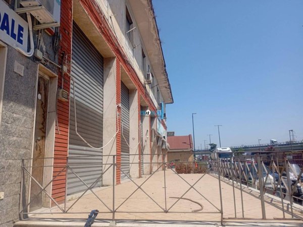 negozio in vendita a Napoli in zona Barra