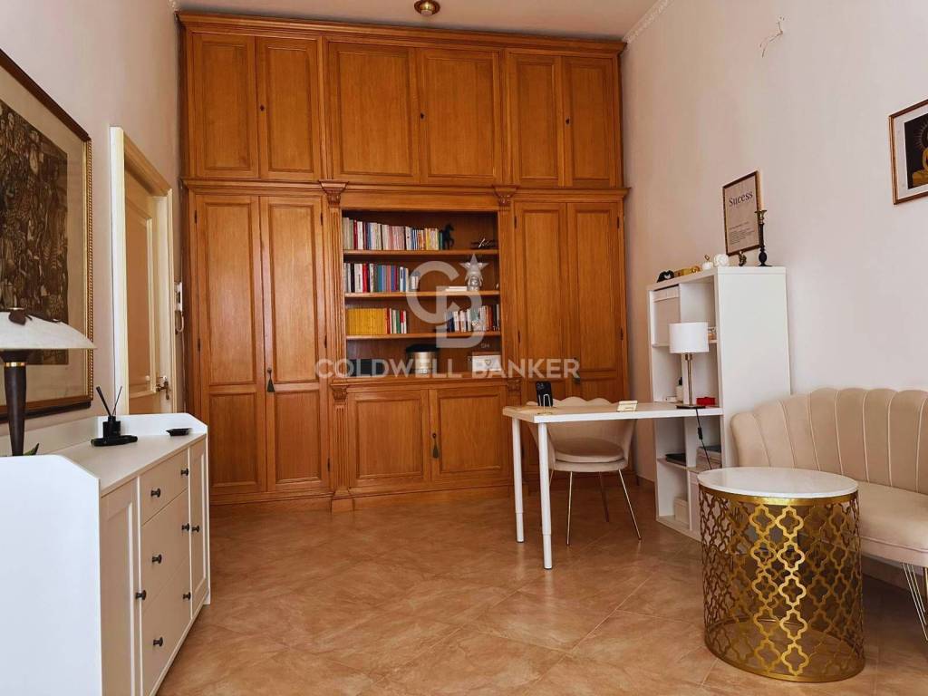 appartamento in vendita a Napoli in zona Chiaia
