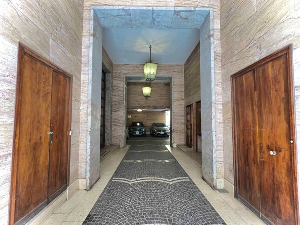 locale commerciale in vendita a Napoli in zona Montecalvario