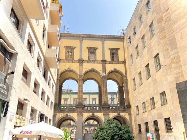 locale commerciale in vendita a Napoli in zona Montecalvario