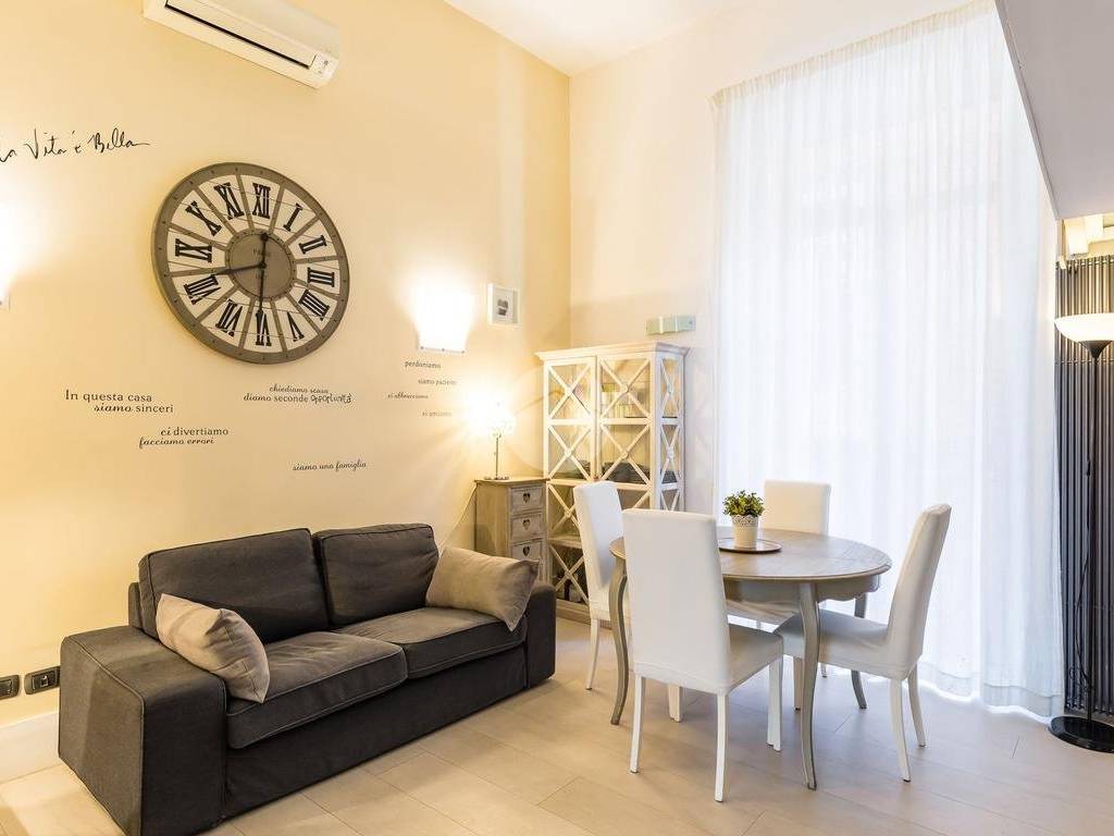appartamento in vendita a Napoli in zona Chiaia