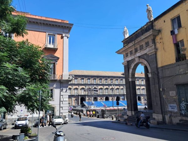 appartamento in vendita a Napoli in zona Chiaia