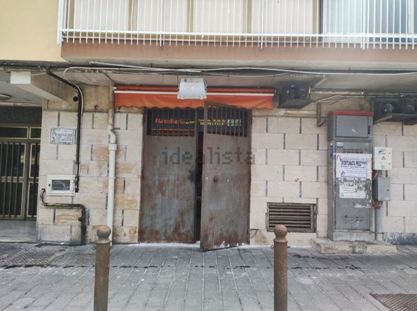 locale commerciale in vendita a Napoli in zona Pianura