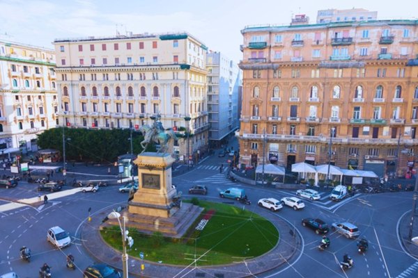 negozio in vendita a Napoli in zona Porto