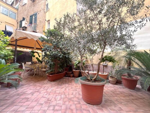 appartamento in vendita a Napoli in zona Chiaia