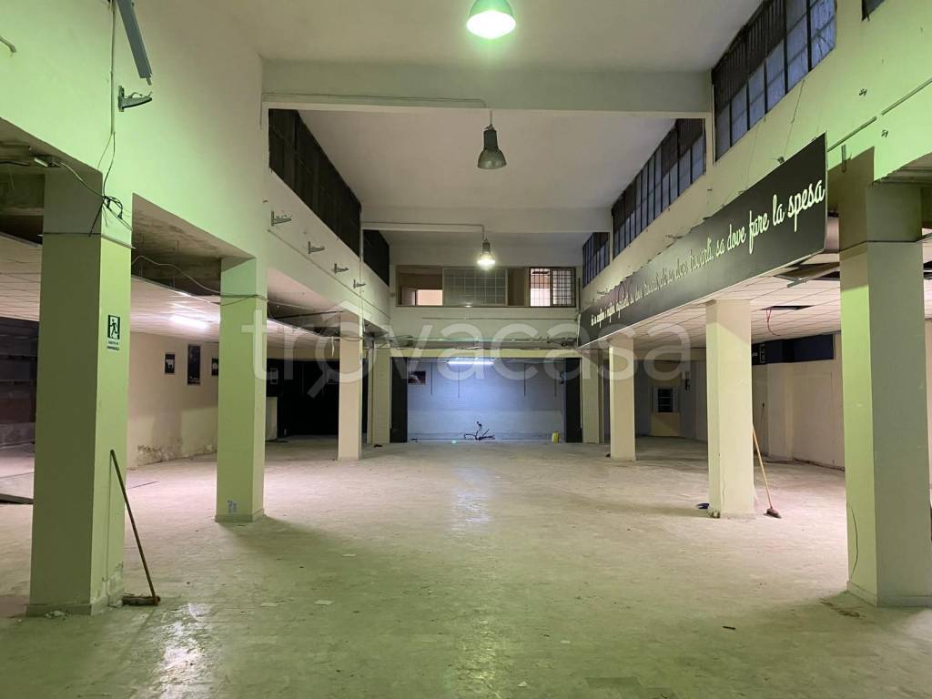 negozio in vendita a Napoli in zona Zona Industriale-Ferrovia