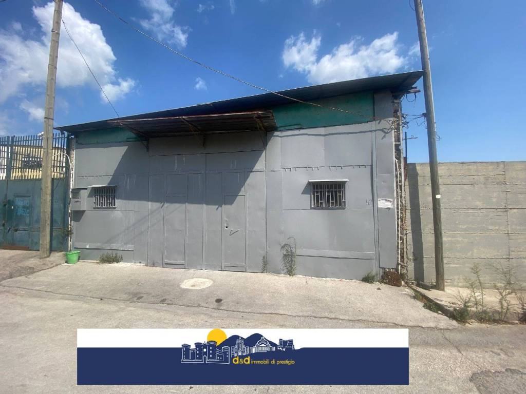 locale commerciale in vendita a Napoli in zona Capodichino