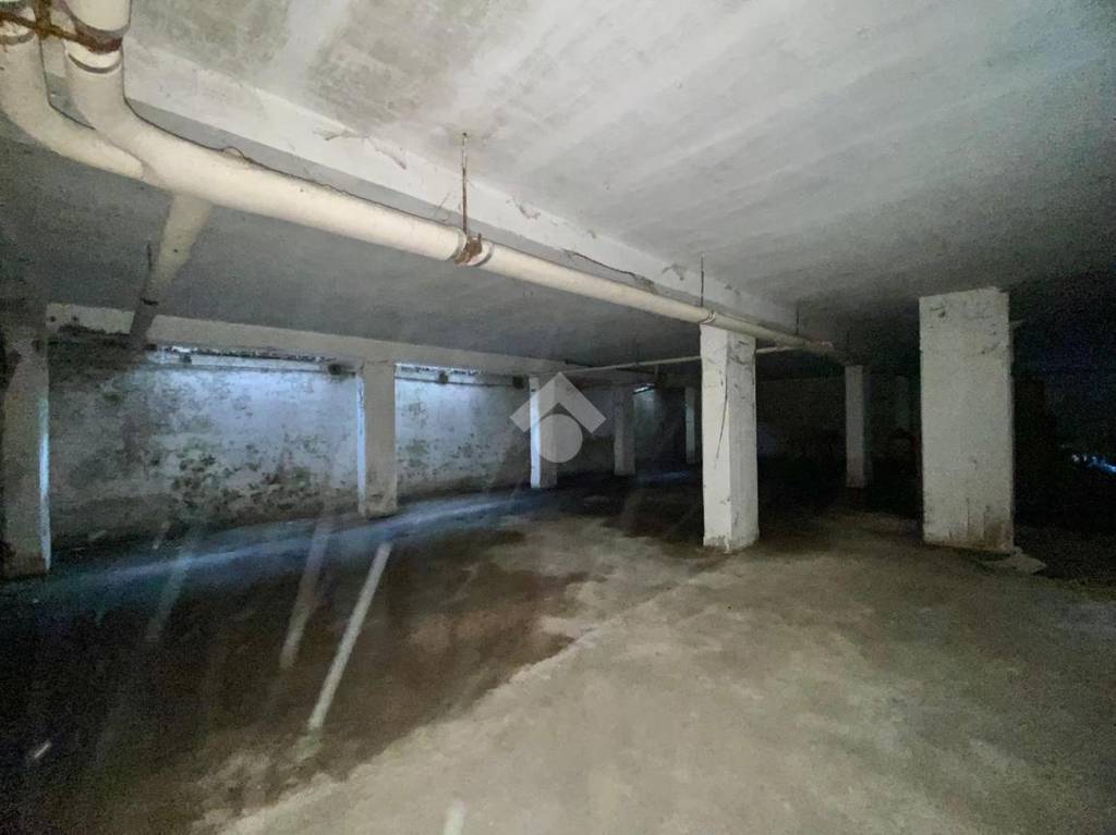 locale commerciale in vendita a Napoli in zona Secondigliano